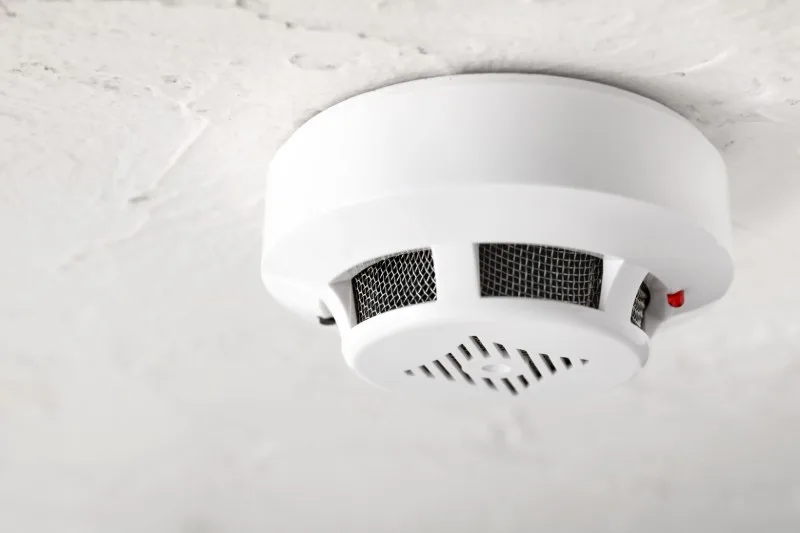 Ceiling-mounted smoke detector with test light